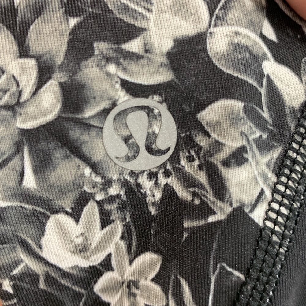 Lululemon Run Inspire II Flowabunga Luxtreme‎ Crops Black & White Floral Sz 4 - Picture 7 of 7
